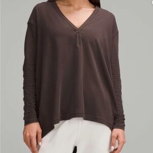 Lululemon Top Back in Action with V-Neck flowy fit